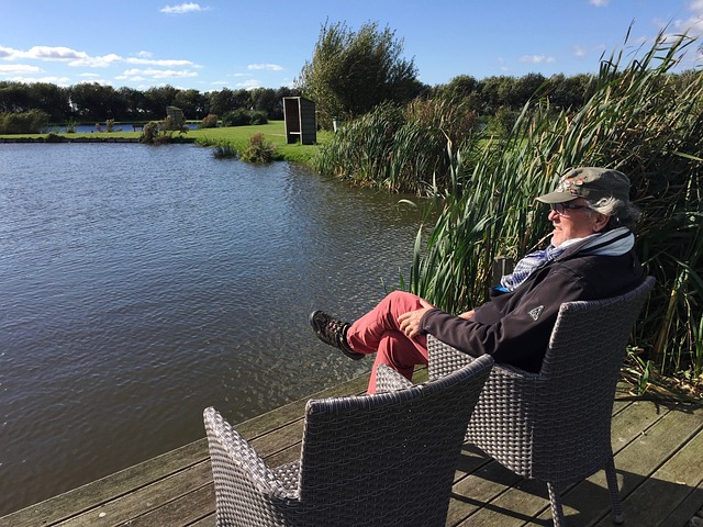 暑期羽毛球热,孩子们挥拍迎挑战.